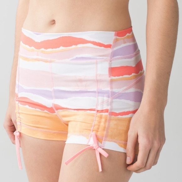 NEW lululemon liberty short Stripe White Iris Flower / Bleached Coral size 4